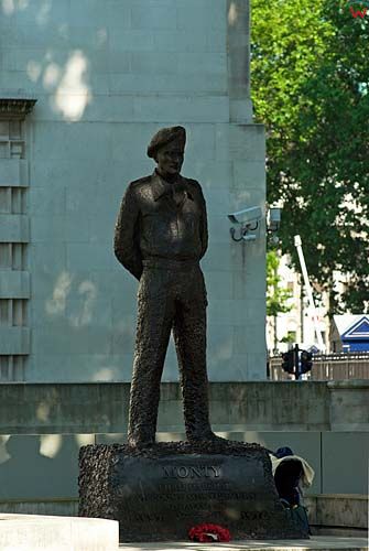 Londyn, Westminister. Pomnik Montyego przy trakcie Parliament St. 